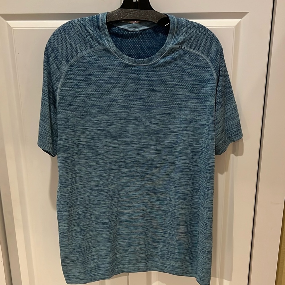Lululemon men’s tshirt with vented technology. Size large